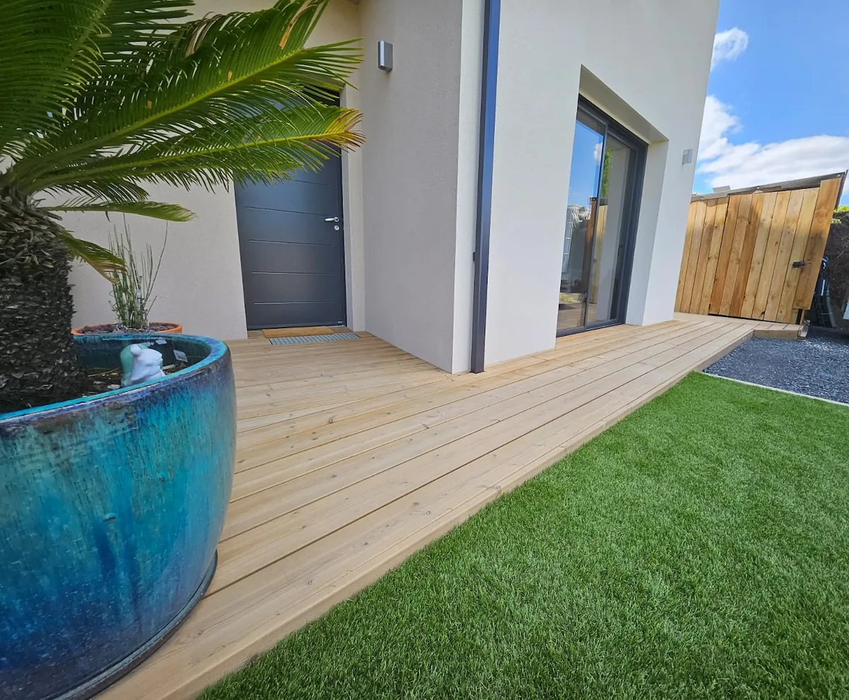 Aménagement d'une terrasse bois avec gazon synthétique à Cadaujac