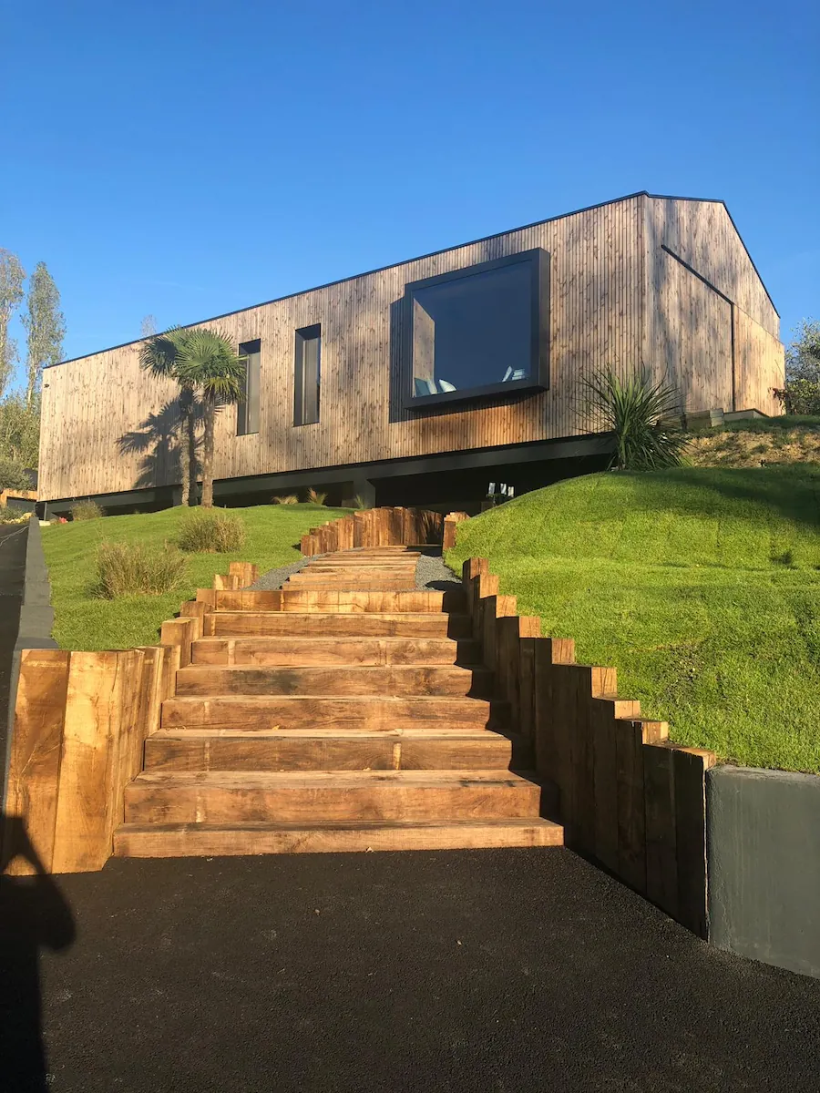 Création d'un escalier en traverse de bois