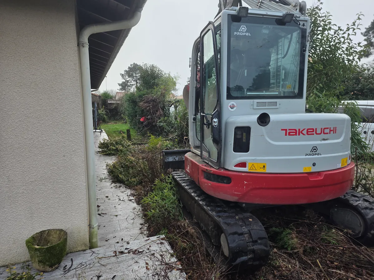 Mini pelle Takeuchi 6 tonnes en action à Bordeaux